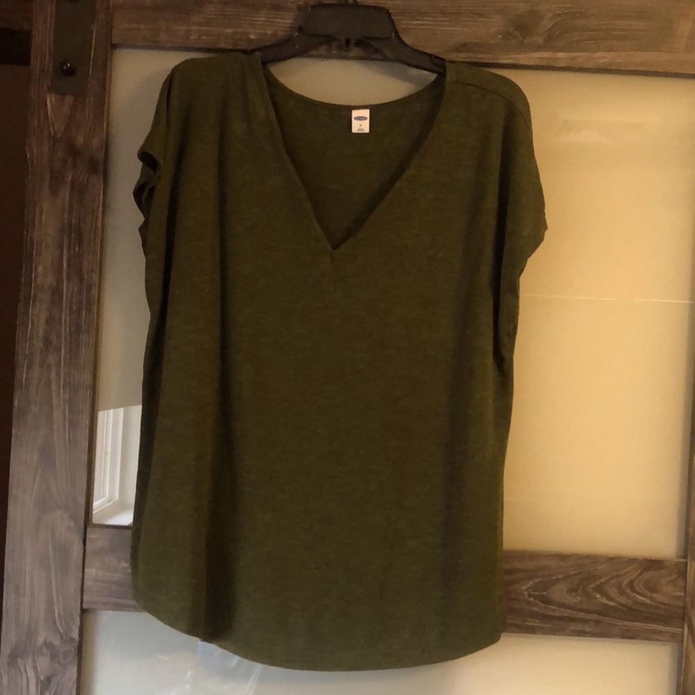 🦋Old Navy v-neck t-shirt🦋 EUC size XL